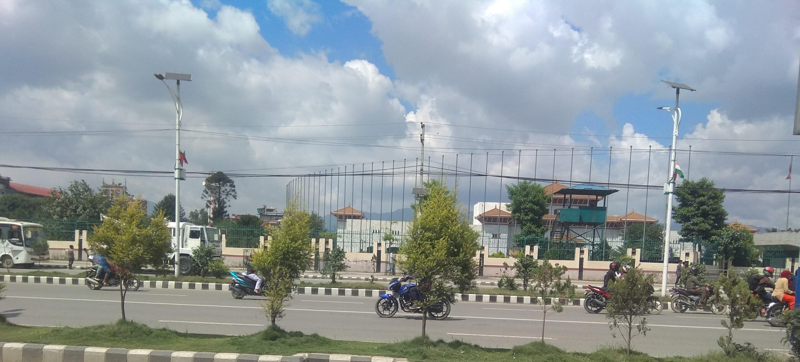 हट्यो बानेश्‍वर र सिंहदरबारको फुटपाथमा लगाइएको प्रतिबन्ध