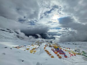 मनास्लुमा हिमपहिरो, दुई आरोहीको मृत्यु
